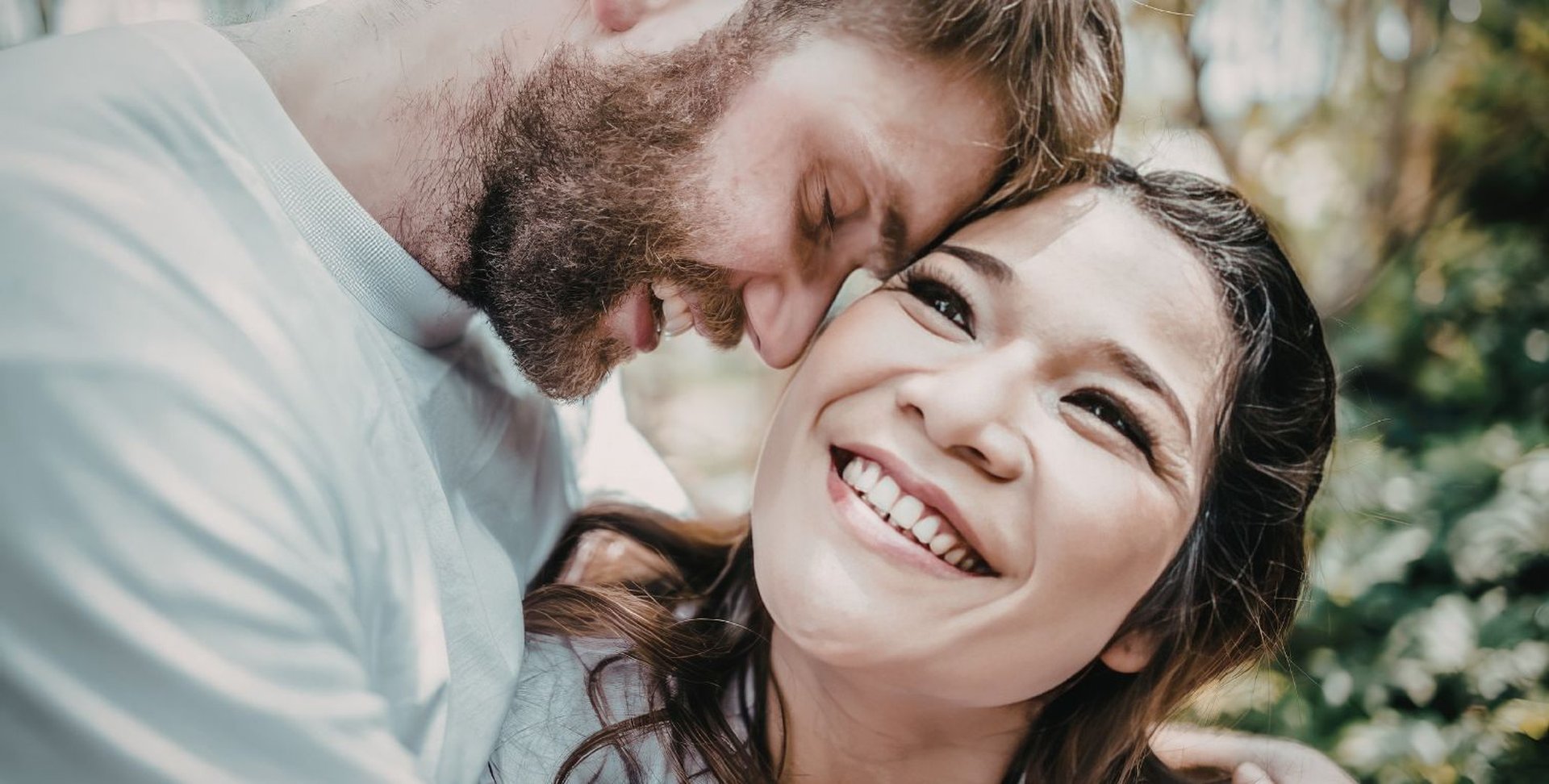 Pessoas sorrindo em momento de conexão